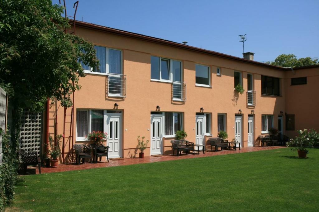 Penzion Atlas Štúrovo Exteriér fotografie