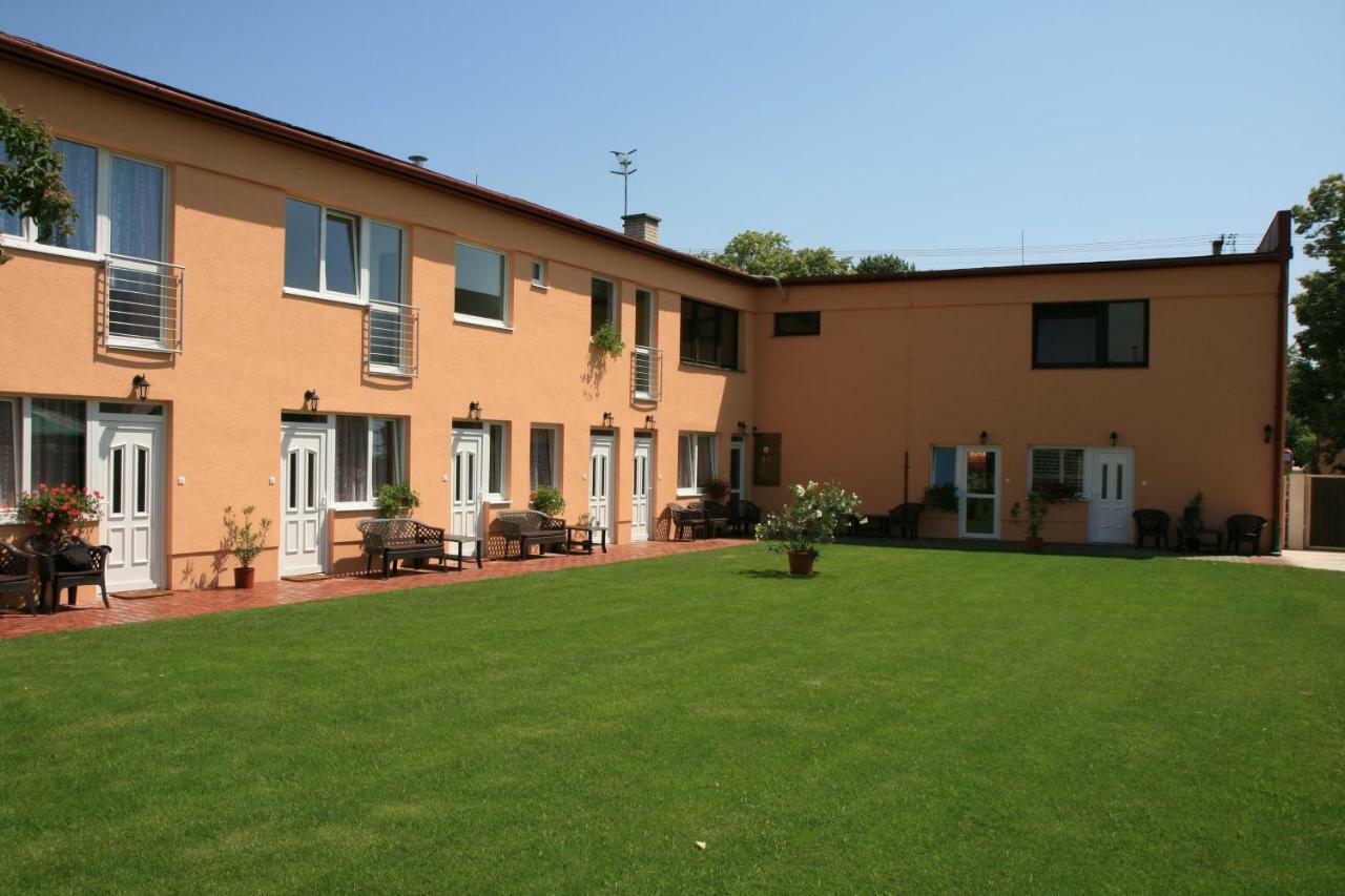 Penzion Atlas Štúrovo Exteriér fotografie